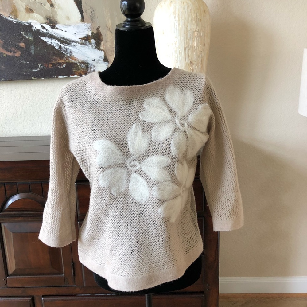 Beautiful Great Condition Anthropologie Sweater